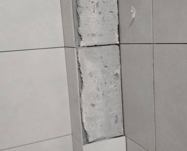 环江瓷砖空鼓维修公司分享下瓷砖施工前基层浇水润湿程度不足，可能导致以下问题