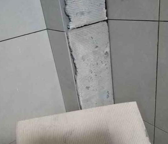 环江瓷砖空鼓维修公司分享下厨房瓷砖脱落的补救措施。